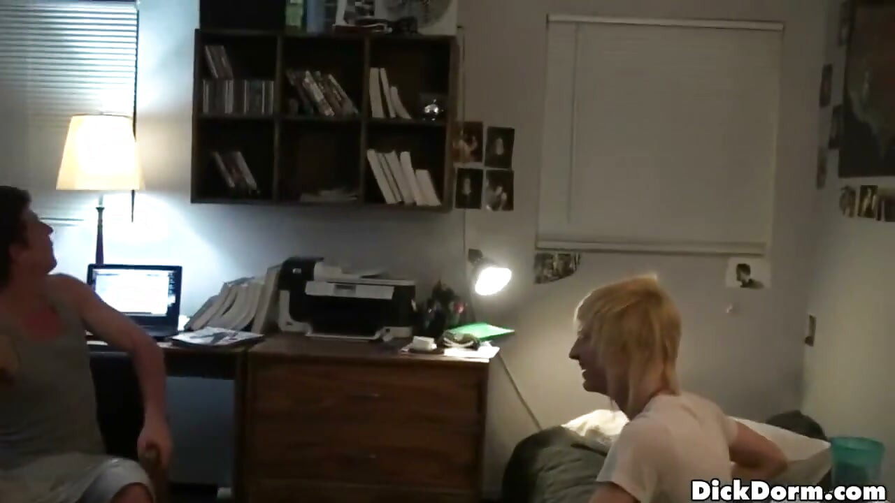 실제 친구들 - 오늘 밤 케첩 겨자 빵에 자지를 넣기 위해 룸메이트를 감히 으로 비제이 오르가즘을 만드는 Robert