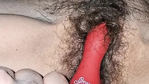 Mainan memek berbulu setelah creampie