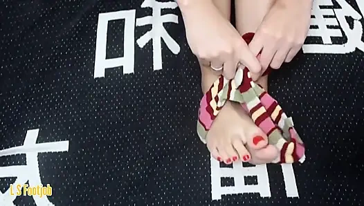 Pacar amatir dengan kaus kaki hot lagi asik ngocok pov