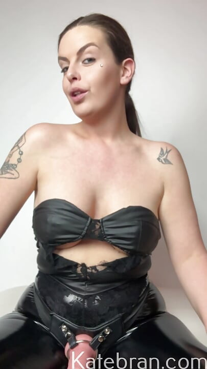 Orta yaşlı seksi kadın sahibe seni sikiyor cei