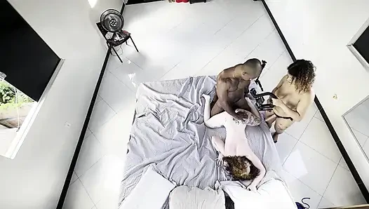 ZWEI LESBISCHE MÄDCHEN LUTSCHEN UND FICKEN SICH VOR MIR GEGENSEITIG, ICH FICKE BEIDE