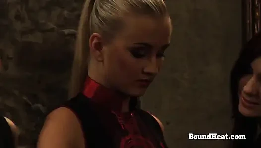 Freche nackte lesbische sklavinnen mit dickem hintern beobachten, wie madame beim orgasmus vor ihnen orgasmus hat