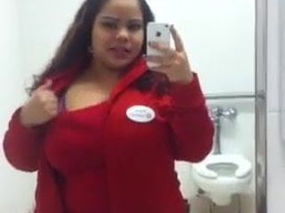 Latina puta puxa peitos enormes no trabalho
