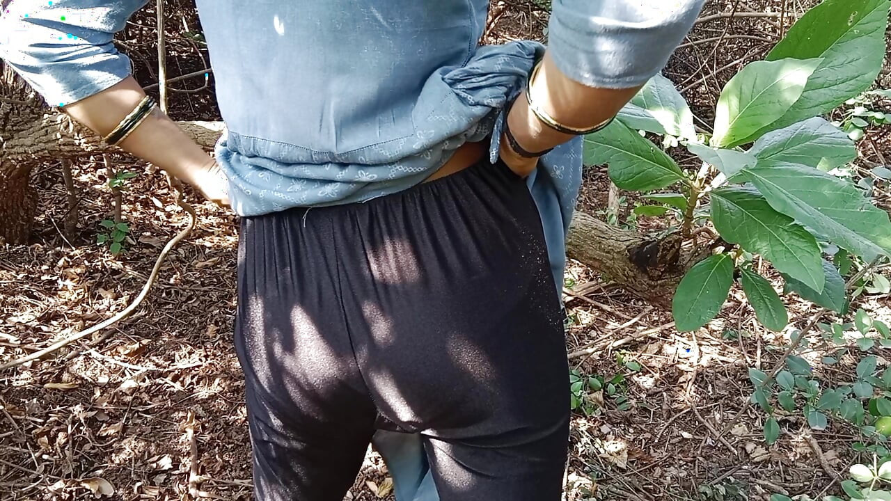 भारतीय देसी गांव भाभी जंगल में लंड चूसने का मजा ले रही है