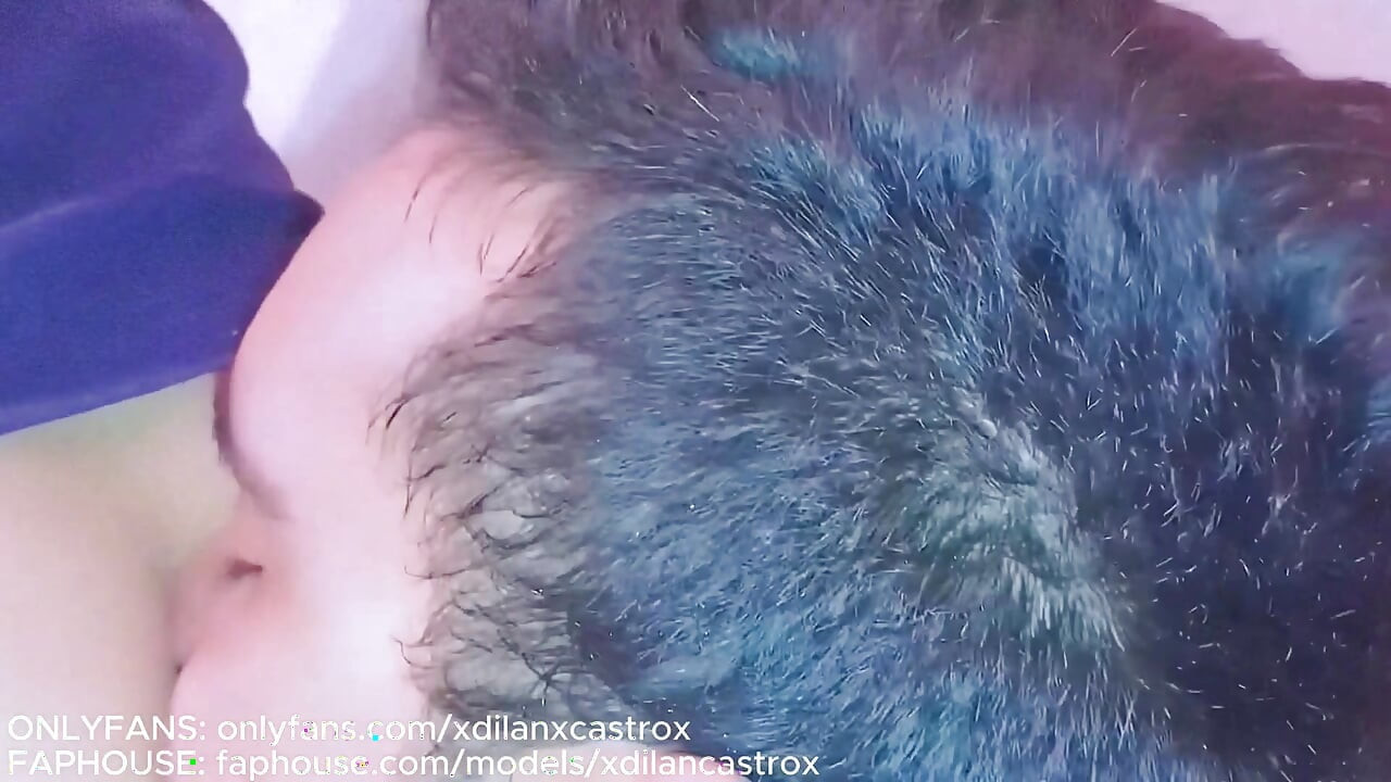 Aku menemukan mi straight tetangga memperbaiki mobilnya dan membantunya dengan memberinya pantat tanpa kondom. Creampie
