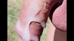 Johnholmesjunior druipt van enorme spermalading op het naaktstrand in slow motion