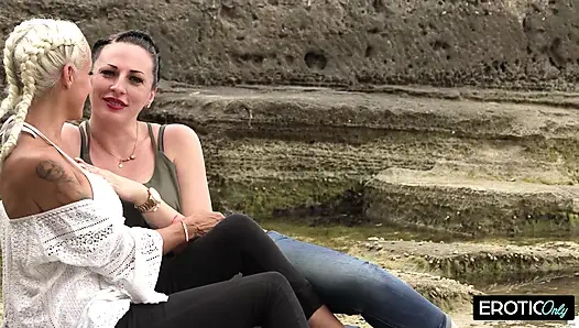 Two Girlfriends Suck Their Vacation Acquaintance's Trunk