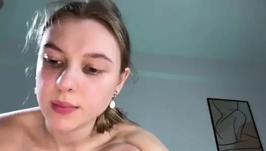 Jucielussie çılgın fışkırtıyor ve yüzüne oturuyor