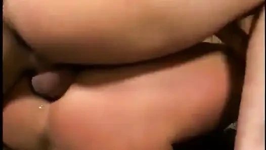 Pirang cantik eksistensi membuka pantat dan memeknya lebar-lebar