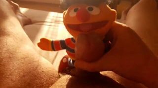 Ernie me hace una paja y está jugando con mi polla