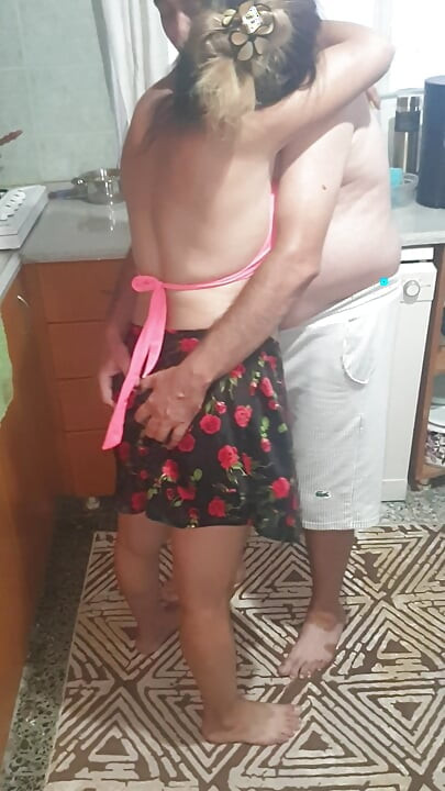 Mine forsøk på å vekke kjæresten min seksuelt mens hun ryddet kjøkkenet.