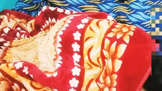 Новая пара занимается романтикой вместе.