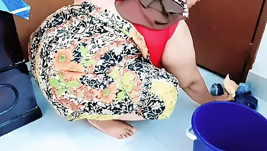 Punggungku dicrot sedih saat bersih-bersih rumah. Pak, pijat punggungku dan sekarang aku merasa sangat nyaman.