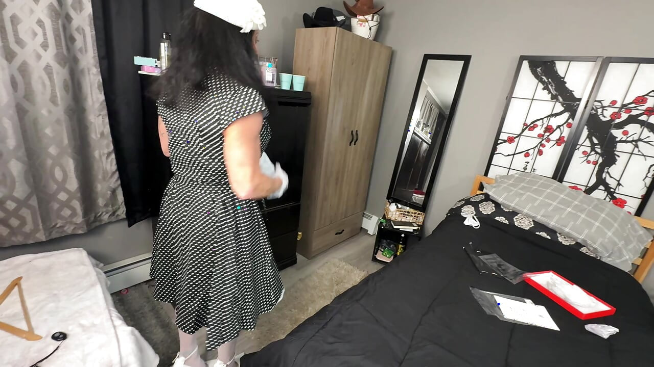 Bts:kandy Transforms Into 1950s Housewife