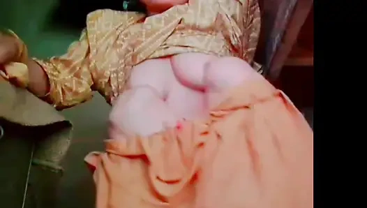 Bugünün nesli her şeyi sosyal medyada yayınlamak istiyor. Bu mms'de, bu yeni evli gelin düğün gecesini seviyor. Ertesi gün, o onun Desi'sidir