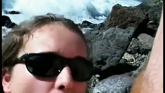 Kıvırcık saçlı genç kız plajda yaşlı adamın yarağını emiyor ve sonra sikişiyor
