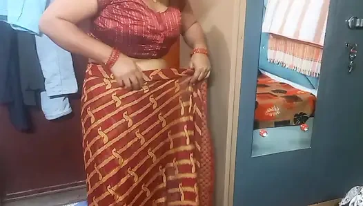 Bhabhi India memiliki memakai saree yang indah.