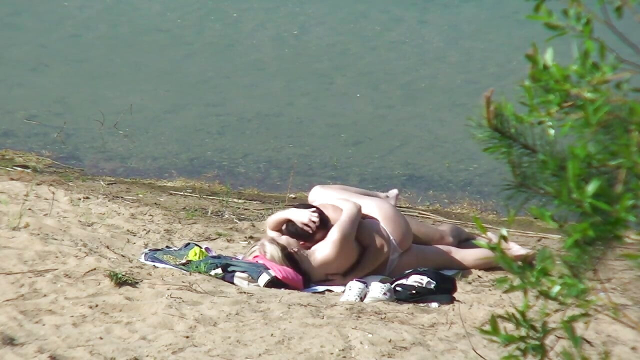 Maloj drolji treba veliki kurac na otvorenom!