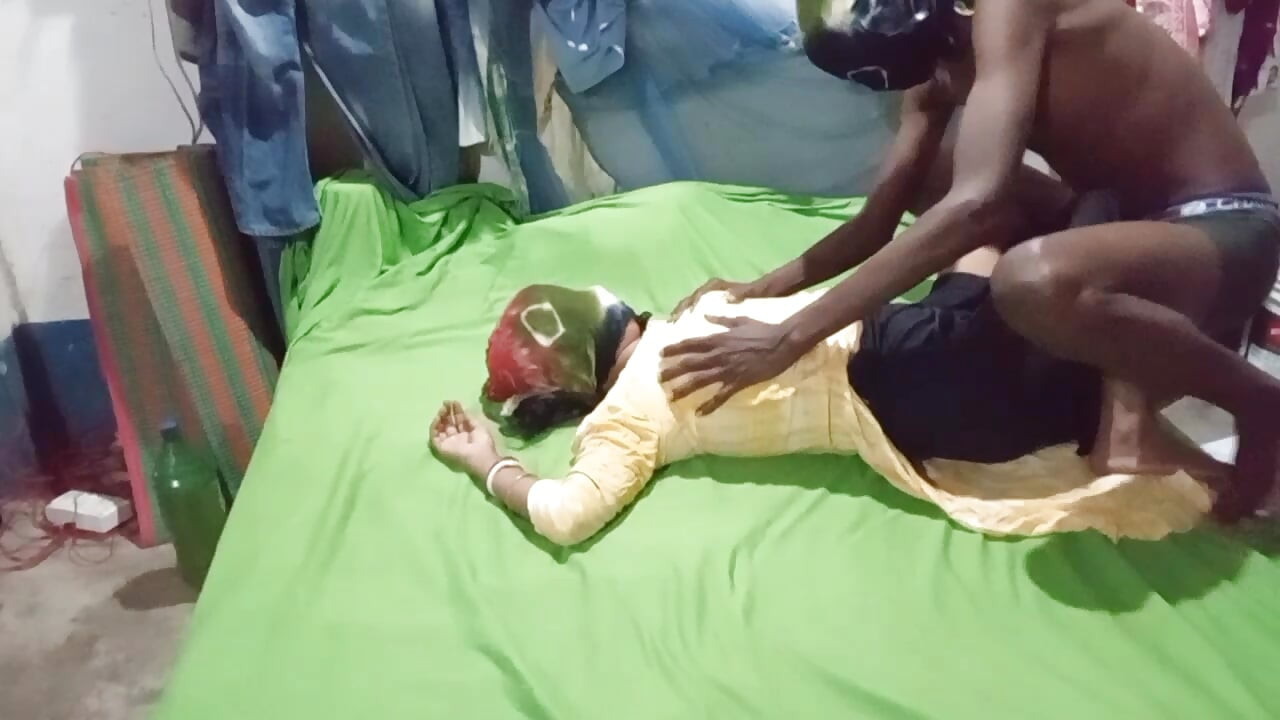 Desi Aunty k saath hot gand ki romantic video only kissing