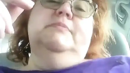 Шаловливая медсестра Вики вейпс в ее машине после