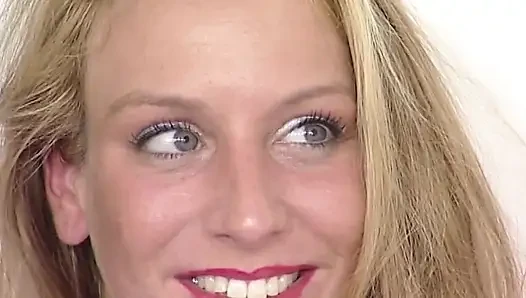 Geile blonde MILF fingert feuchte muschi bis zum zitternden orgasmus
