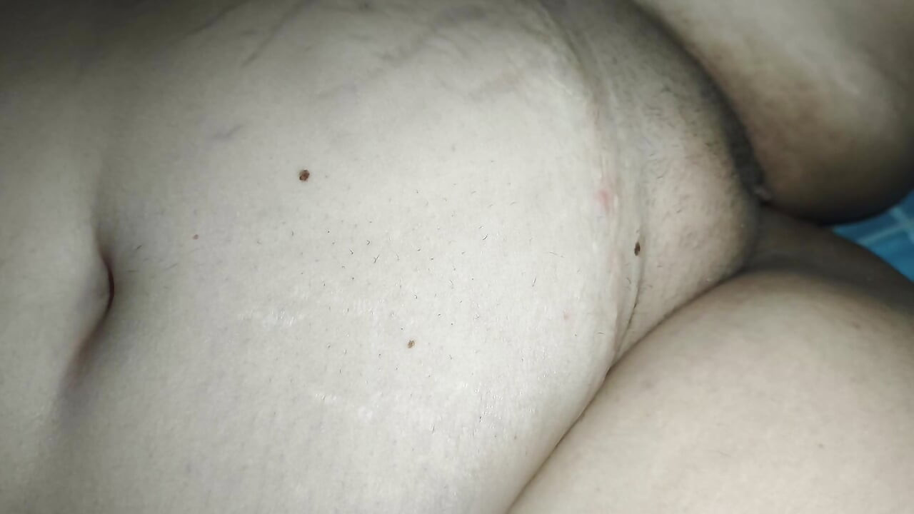 Sexy zigeunervrouw masturbeert wild voor de camera – Heet zigeunermeisje vingert zichzelf tot ze klaarkomt