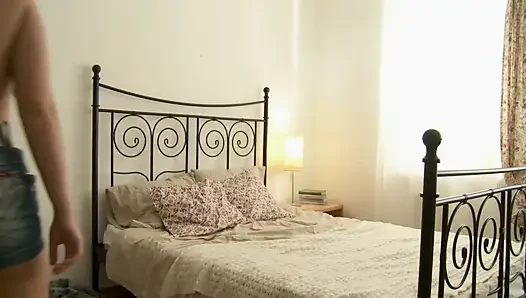 En ateşli esmer tıraşlı amcık ve göt sert ilk kez anal sikiş