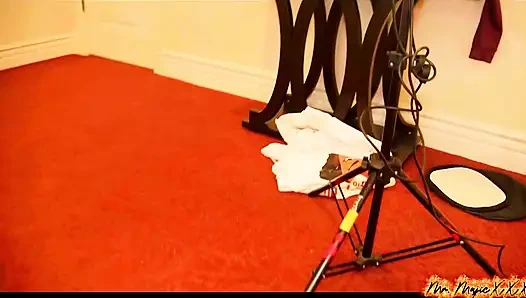 Nalliah storm liest die karten und bekommt Arschbacken gemalt