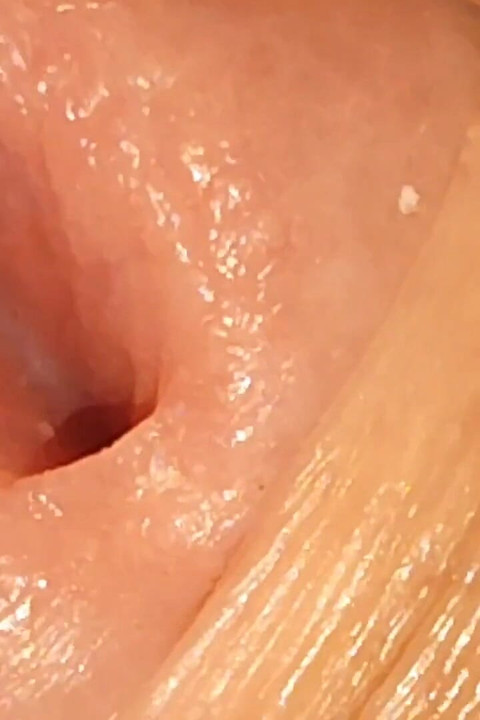 Alkalna baterija potpuno umetnuta u kurac