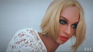 Blond lalka erotyczna z dużym zakrzywionym tyłkiem uwielbia anal