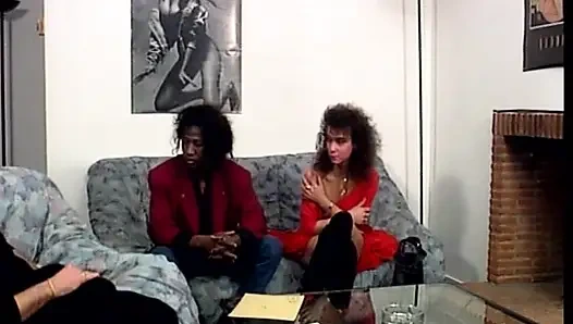 Klasik Alman kızlar üçlü grup sekste büyük siyah yarağı sikiyor