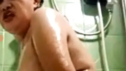 Mandi pagi-pagi ngidam kontolku di pagi hari! Aku pengen banget nonton video ini!