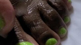 Блестящие зеленые черные пальцы ног (часть 1)