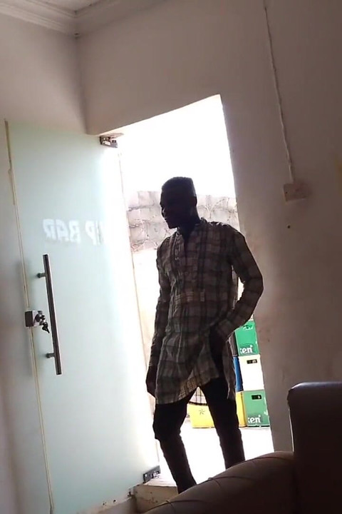 मैं बार में उससे मिला फिर हमने बात करना शुरू कर दिया