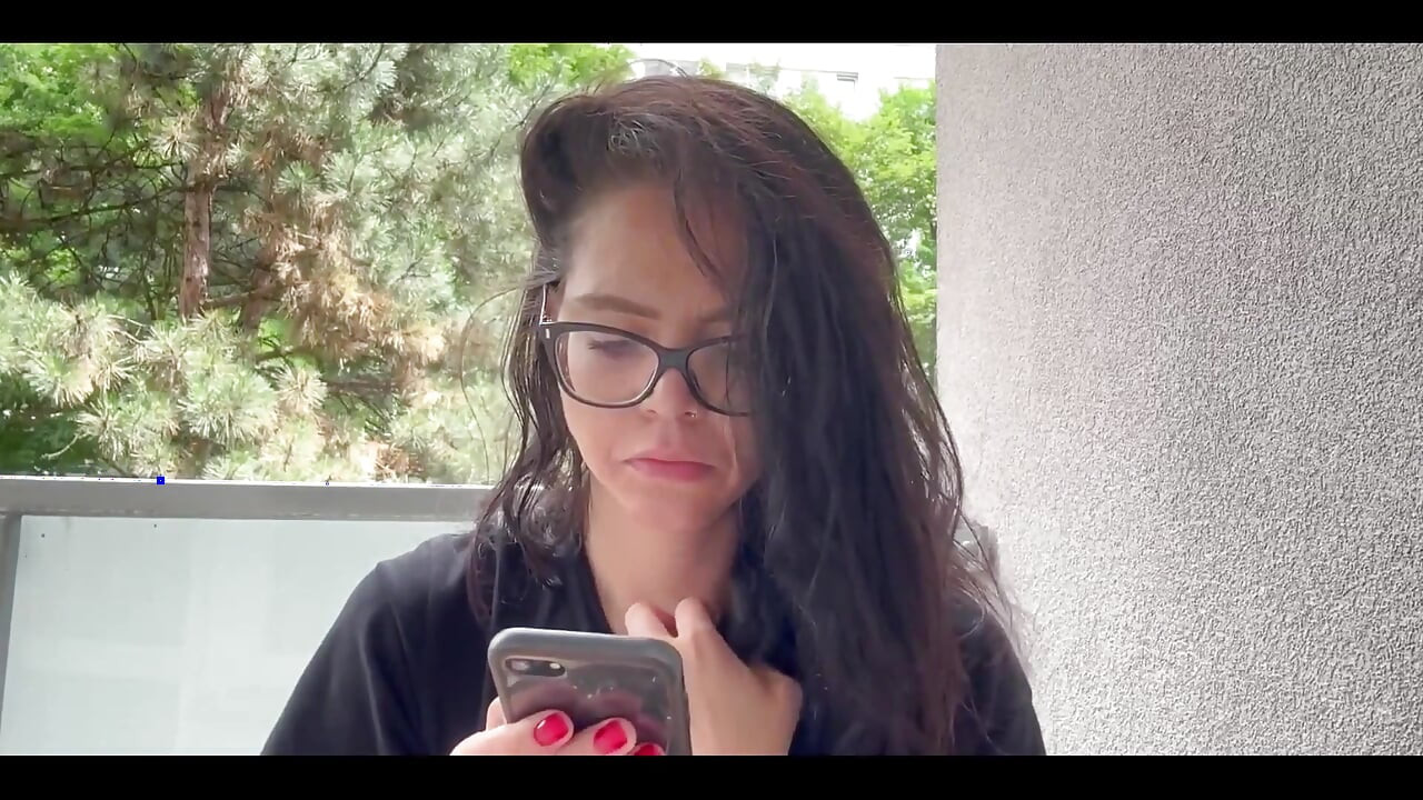 Mesajların için hayranlarıma cevap verme sırasında sigara içiyorum