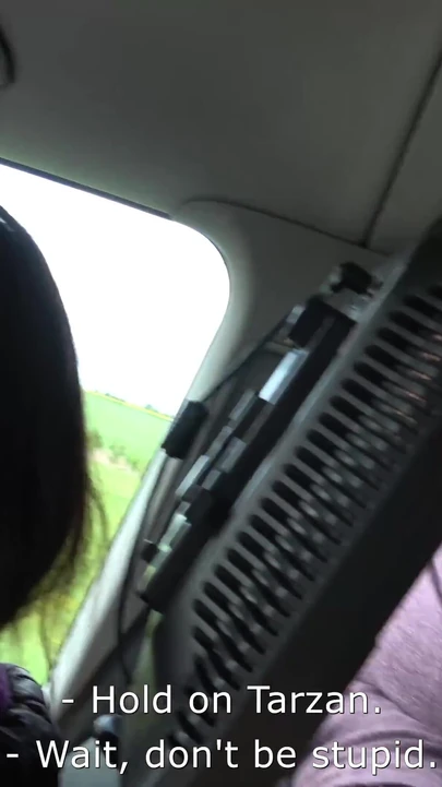 Vozači zgodna prijateljica jebana pozadi na kombiju drivinig