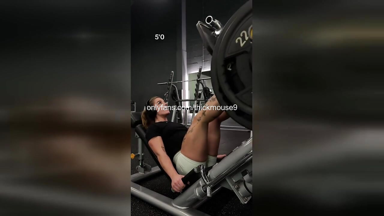 Menina de academia de 18 anos acidentalmente mostra buceta apertada durante transmissão ao vivo
