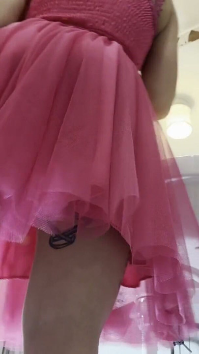 Une fille sexy et excitée à la chatte serrée dans sa robe rose se prépare pour la boîte de nuit | Clip 1