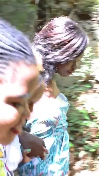 Amaterske crne lezbijke istražuju vani i ljube se do eksplozivnog orgazma | Isječak 2