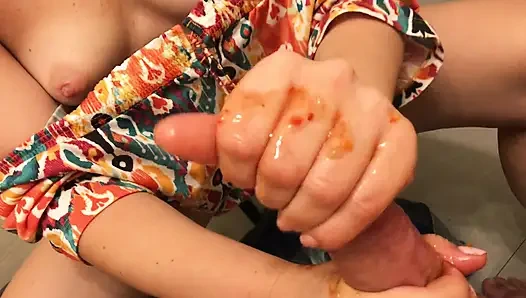 Грязная дрочка с горячим азиатским соусом