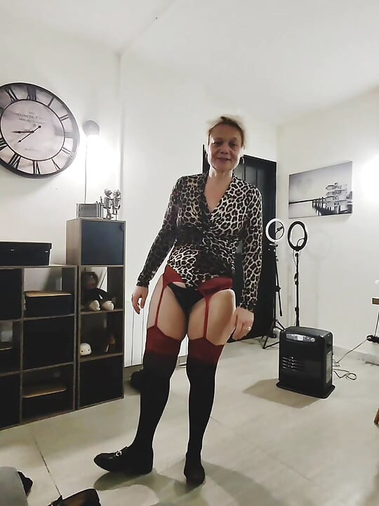 Zierliche Schlampige MILF Bereit, Einen Guten Schwanz Im Doggy-style Zu Bekommen