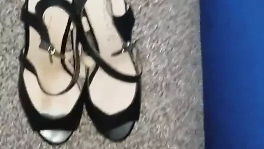 siyah topuklara boşalmak