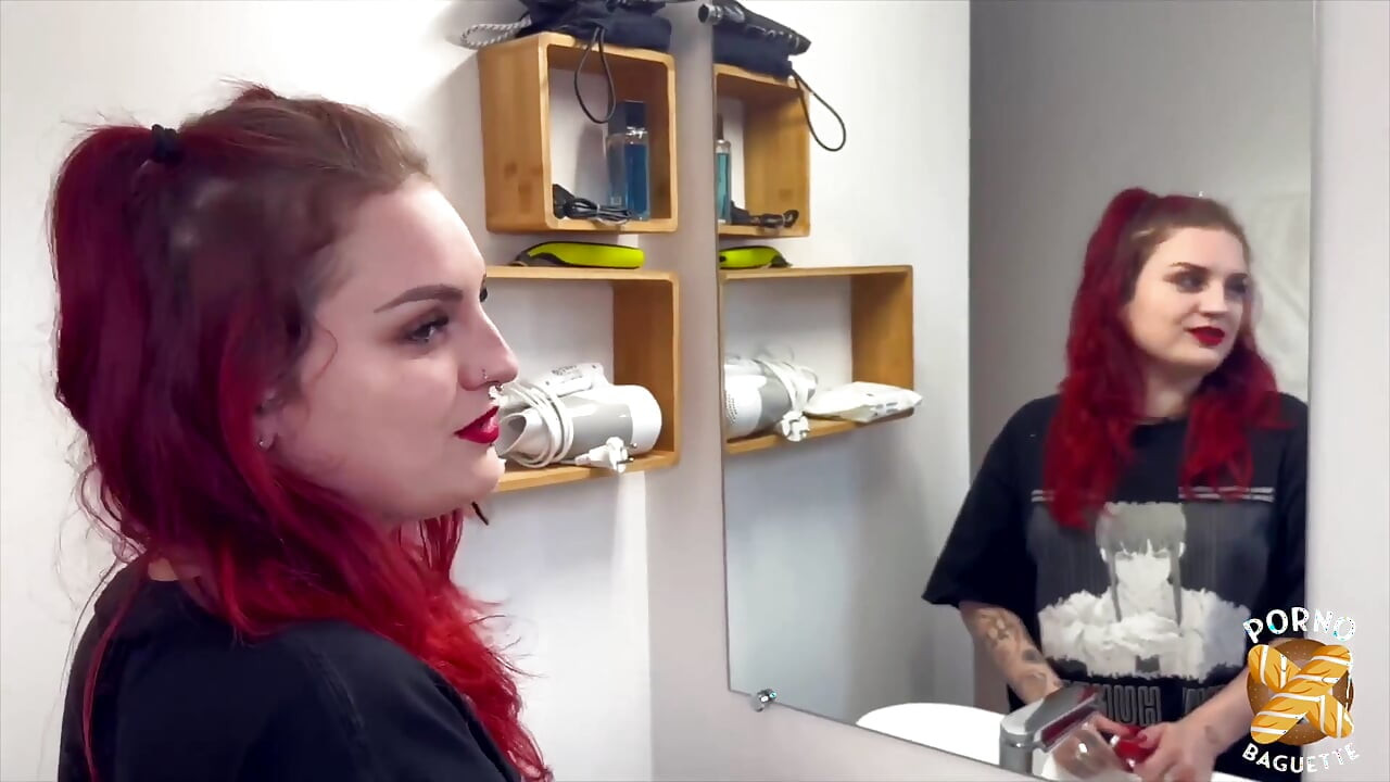 Тріксі, гаряча руда, отримує двома членами