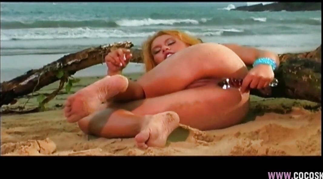 Rubia se desnuda y se masturba en la playa tropical