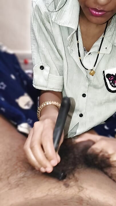 Indiana esposa recém-casada limpa o cabelo do marido