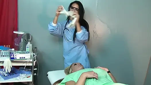 Suster nakal lagi asik fisting memek tante semok