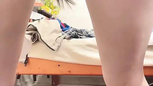 Cewek seksi ini kencing di memek aduhainya sampai kencing!