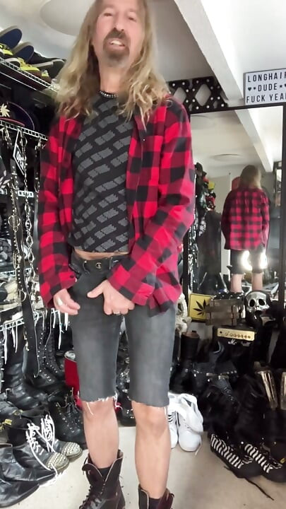 Longhairdude in Army Boot, Cutoff Jeans, Red Flannel Shirt Wanks and Cums