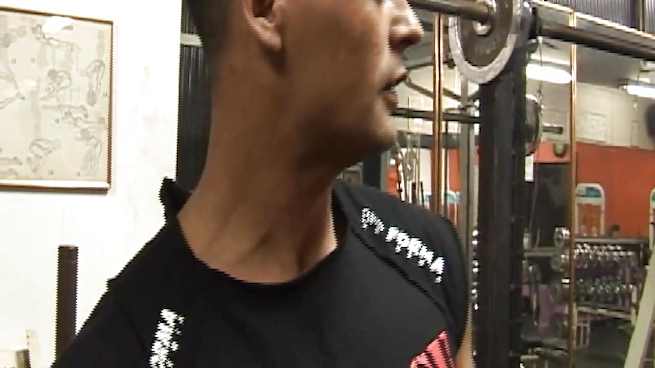 قطع العضلات تذهب إلى خام في صالة الألعاب الرياضية - حركة عميقة وتفوح منه رائحة العرق بين ذكور ألفا