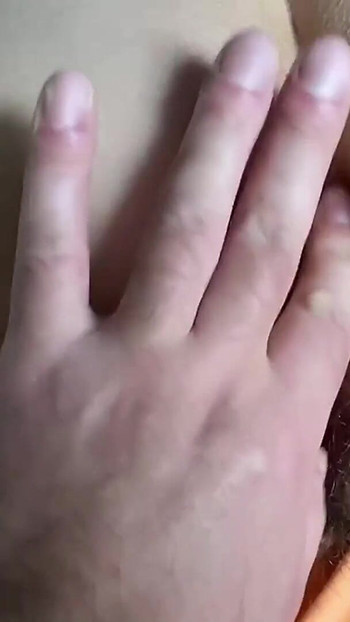 "Amatör tombul orta yaşlı seksi kadın köle götümü sikiyor. Göt deliği yalama."